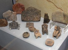 Soltegn-og-siddende-modergudinder-kobberstenalder